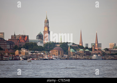 Stadtbild mit der St. Pauli Landungsbrücken (St. Pauli Landungsbrücken) und Kirche Turm der St. Michaelis Kirche, "Michel", Stockfoto