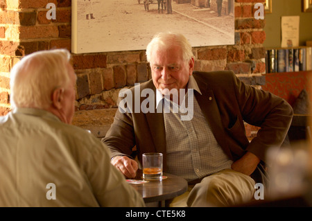 Zwei ältere Herren, einen Drink in einem traditionellen britischen pub Stockfoto