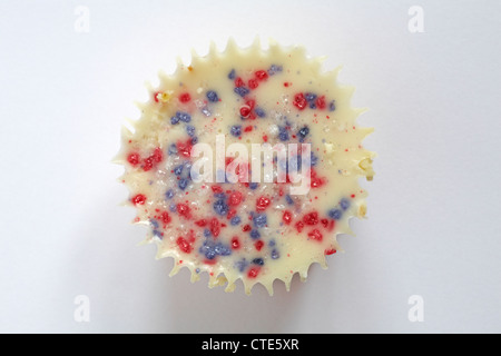 Blick auf Rot Weiß und Blau Cupcake auf weißem Hintergrund - von oben Stockfoto