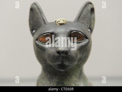 Ägypten. Kopf einer Katze mit bernsteinfarbenen Augen. Carlsberg Glyptotek Museum. Kopenhagen. Dänemark. Stockfoto