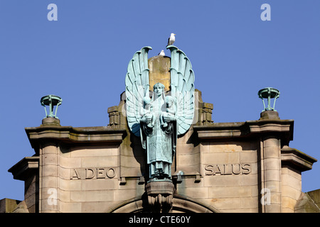 Russell Institute, Paisley, Bronze Schutzengel Skulptur hält zwei Babys, Causeyside Street, Paisley, Renfrewshire, Schottland, VEREINIGTES KÖNIGREICH Stockfoto