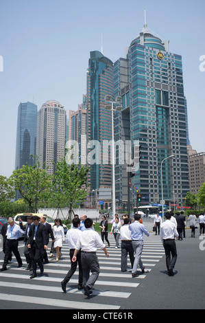 Büroangestellte, überqueren die Straße im Finanzdistrikt in Lujiazui Pudong in Shanghai China Stockfoto