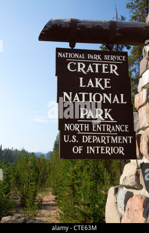 Eingangsschild der Crater Lake National Park befindet sich im südlichen Oregon, USA. Stockfoto