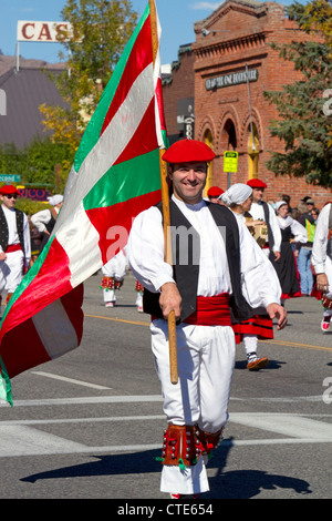 Die Oinkari baskischen Tänzer beteiligen sich an der Schleppkante der Schaf-Parade auf der Main Street in Ketchum, Idaho, USA. Stockfoto