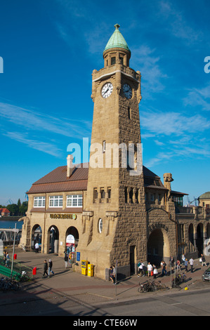 Pegelturm Wasserturm im Hafen Gebäudekomplex an Landungsbrücken Brücke Stadtteil Sankt Pauli Hamburg Deutschland Europa Stockfoto