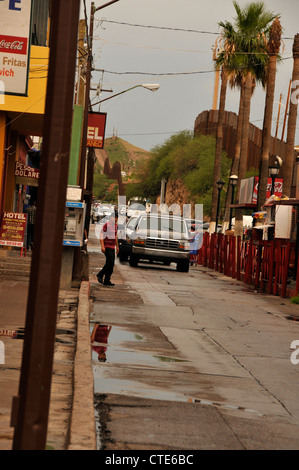 Unternehmen Linie eine Straße in Nogales, Sonora, Mexiko, entlang der Grenzmauer in Nogales, Arizona, USA. Stockfoto