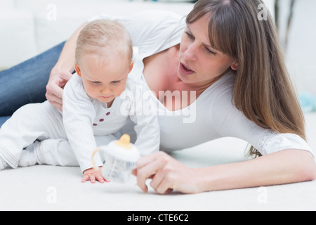 Baby und Mutter auf dem Boden sitzend Stockfoto