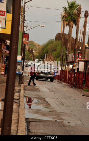 Unternehmen Linie eine Straße in Nogales, Sonora, Mexiko, entlang der Grenzmauer in Nogales, Arizona, USA. Stockfoto