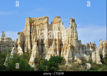 Felsformationen, Säulen und Schluchten erstellt durch Wassererosion an Orgues d'Ille-Sur-Têt, Pyrénées-Orientales, Pyrenäen, Frankreich Stockfoto