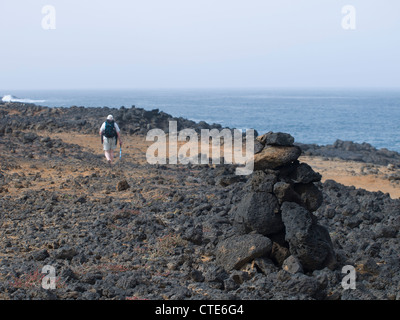 Wandern entlang der vulkanischen Lava Klippen an der Westküste von Lanzarote Stockfoto