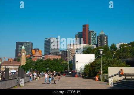 Landungsbrücken-Bereich mit neuen Hochhäuser in St. Pauli im Hintergrund Hamburg Deutschland Europa Stockfoto