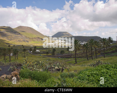 Blick von außen das Dorf Haria auf Lanzarote mit seinen berühmten Palmen Dorf Maguez im Hintergrund Stockfoto