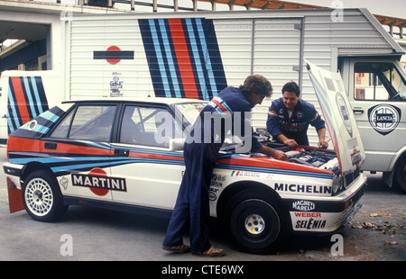 Lancia Martini-Rallye-Team-Mechanikern arbeiten an Miki Biasion 1990 Lancia HF Delta Integrale 16v Rallye-Auto Stockfoto