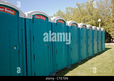 Reihe von Kabinen mit grünen Türen auf einer Sommermesse In Bellevue Washington State USA Stockfoto