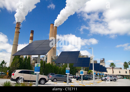 Photovoltaik-Anlage auf das TECO Tampa Big Bend Kraftwerk befindet sich im Apollo Beach, Florida, USA. Stockfoto