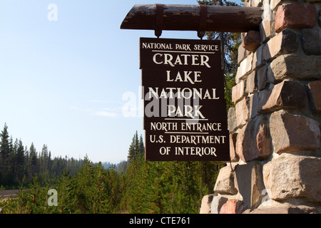 Eingangsschild der Crater Lake National Park befindet sich im südlichen Oregon, USA. Stockfoto