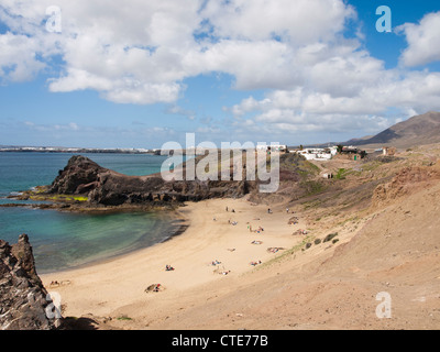 Papagayo-Strand auf Lanzarote mit Café-Gebäude Stockfoto