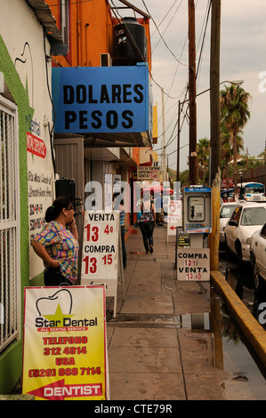 Einheimischen Fuß in der Nähe der Grenzmauer in Nogales, Sonora, Mexiko, befindet sich auf der internationalen Strecke von Nogales, Arizona, USA. Stockfoto