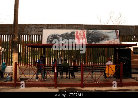 Einheimischen Fuß in der Nähe der Grenzmauer in Nogales, Sonora, Mexiko, befindet sich auf der internationalen Strecke von Nogales, Arizona, USA. Stockfoto
