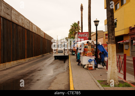 Einheimischen Fuß in der Nähe der Grenzmauer in Nogales, Sonora, Mexiko, befindet sich auf der internationalen Strecke von Nogales, Arizona, USA. Stockfoto