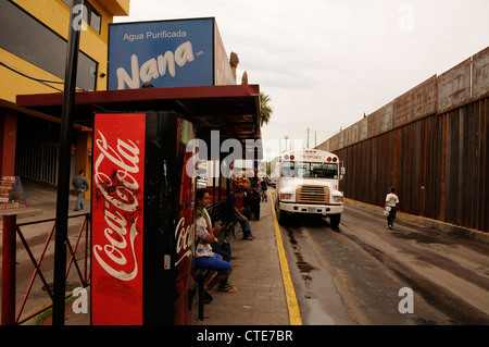 Einheimischen Fuß in der Nähe der Grenzmauer in Nogales, Sonora, Mexiko, befindet sich auf der internationalen Strecke von Nogales, Arizona, USA. Stockfoto