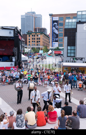 New Orleans Lagniappe Brass Band geben eine Outdoor-Show in der Esplanade De La Place des Arts in Montreal Jazz Festival. Stockfoto