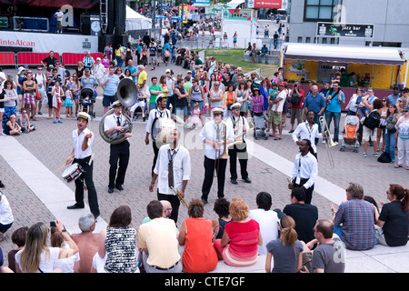 New Orleans Lagniappe Brass Band geben eine Outdoor-Show in der Esplanade De La Place des Arts in Montreal Jazz Festival. Stockfoto