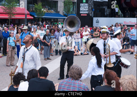 New Orleans Lagniappe Brass Band geben eine Outdoor-Show in der Esplanade De La Place des Arts in Montreal Jazz Festival. Stockfoto