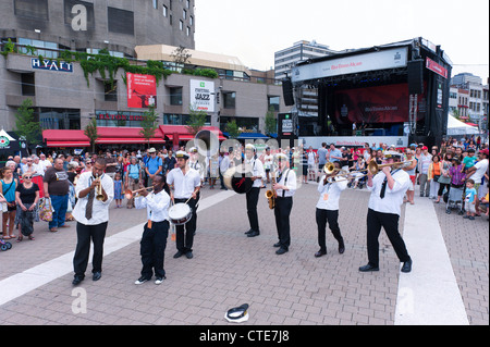 New Orleans Lagniappe Brass Band geben eine Outdoor-Show in der Esplanade De La Place des Arts in Montreal Jazz Festival. Stockfoto