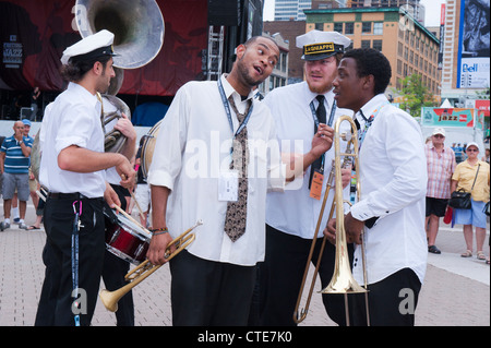 New Orleans Lagniappe Brass Band geben eine Outdoor-Show in der Esplanade De La Place des Arts in Montreal Jazz Festival. Stockfoto