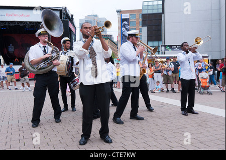 New Orleans Lagniappe Brass Band geben eine Outdoor-Show in der Esplanade De La Place des Arts in Montreal Jazz Festival. Stockfoto