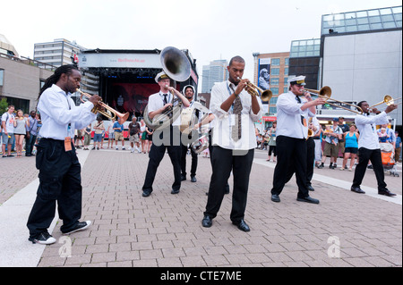 New Orleans Lagniappe Brass Band geben eine Outdoor-Show in der Esplanade De La Place des Arts in Montreal Jazz Festival. Stockfoto