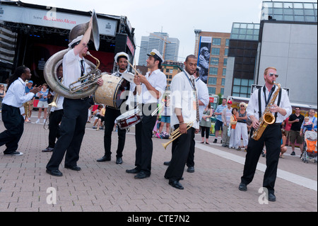 New Orleans Lagniappe Brass Band geben eine Outdoor-Show in der Esplanade De La Place des Arts in Montreal Jazz Festival. Stockfoto