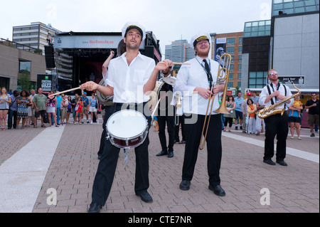 New Orleans Lagniappe Brass Band geben eine Outdoor-Show in der Esplanade De La Place des Arts in Montreal Jazz Festival. Stockfoto