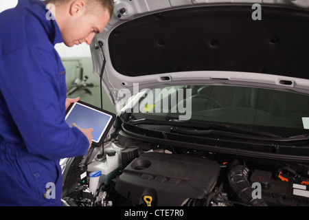 Mechaniker mit einem Tabletcomputer Stockfoto