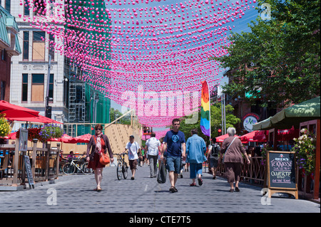 Fußgänger auf einem Teil Ste Catherine Street, die in den Sommermonaten für Autos gesperrt ist. Gay Village, Montreal. Stockfoto