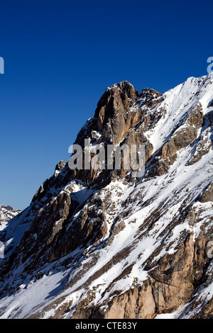 Cliff steht bei Alba bei Canazei Val Di Fassa Dolomiten Italien Stockfoto