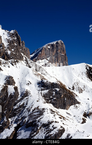 Cliff steht bei Alba bei Canazei Val Di Fassa Dolomiten Italien Stockfoto