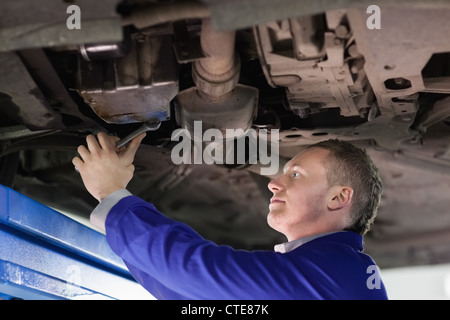 Mechaniker, die Reparatur der unterhalb eines Autos Stockfoto