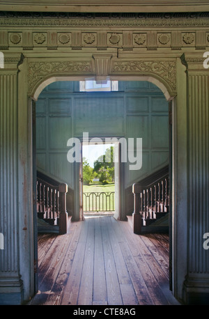 Charleston, Drayton Hall, 18. Jahrhundert Plantation House. Eine doppelte Treppe, große Eingangshalle und Ansicht durch eine offene Tür. Stockfoto