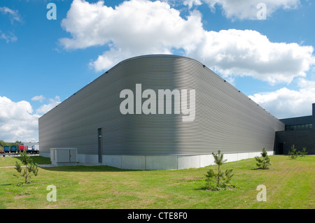 Rand der Industriebau gegen einen schönen bewölkten Himmel Stockfoto