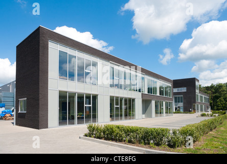 kleines modernes Bürogebäude gegen einen schönen bewölkten Himmel Stockfoto