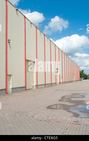 große Industriehalle, bedeckt mit viel orange Abflussrohre Stockfoto