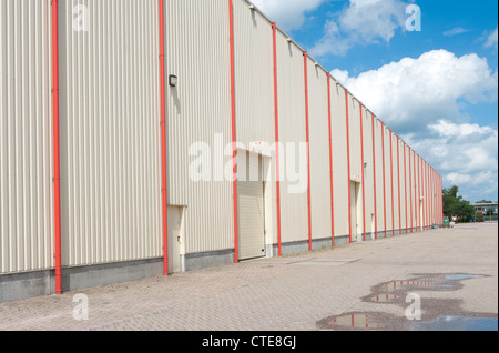 große Industriehalle, bedeckt mit viel orange Abflussrohre Stockfoto
