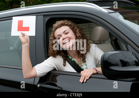 Junge Fahrerin Holding L Lerner Stockfoto