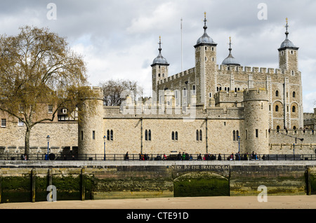 Das historische Schloss Tower von London mit Blick auf die Traitors Gate, UK Stockfoto