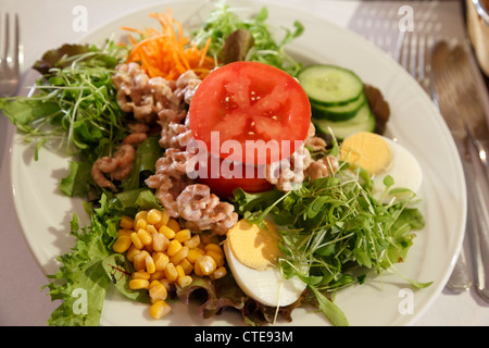Salat mit kleinen Garnelen und Tomaten in ein belgisches Restaurant. Stockfoto