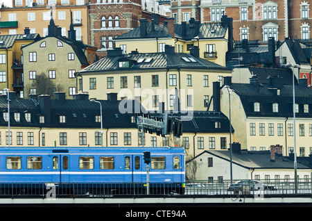 Gamla Stan, Stockholms Altstadt charaktervolle Gebäude von Malartorget über die u-Bahn-Linie, einschließlich der blaue Zug betrachtet Stockfoto