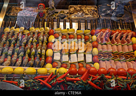 Kebab angezeigt im Fenster ein griechisches Restaurant in Paris Stockfoto