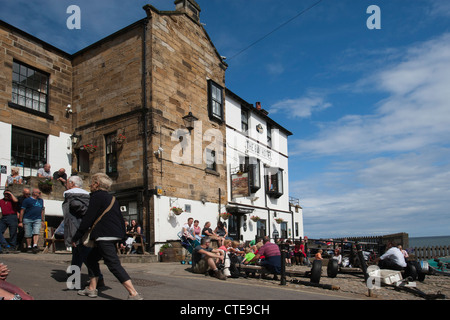 Das Bay Hotel (das Finish von Wainwrights Coast to Coast Walk), Robin Hoods Bay, North Yorkshire, England, UK Stockfoto